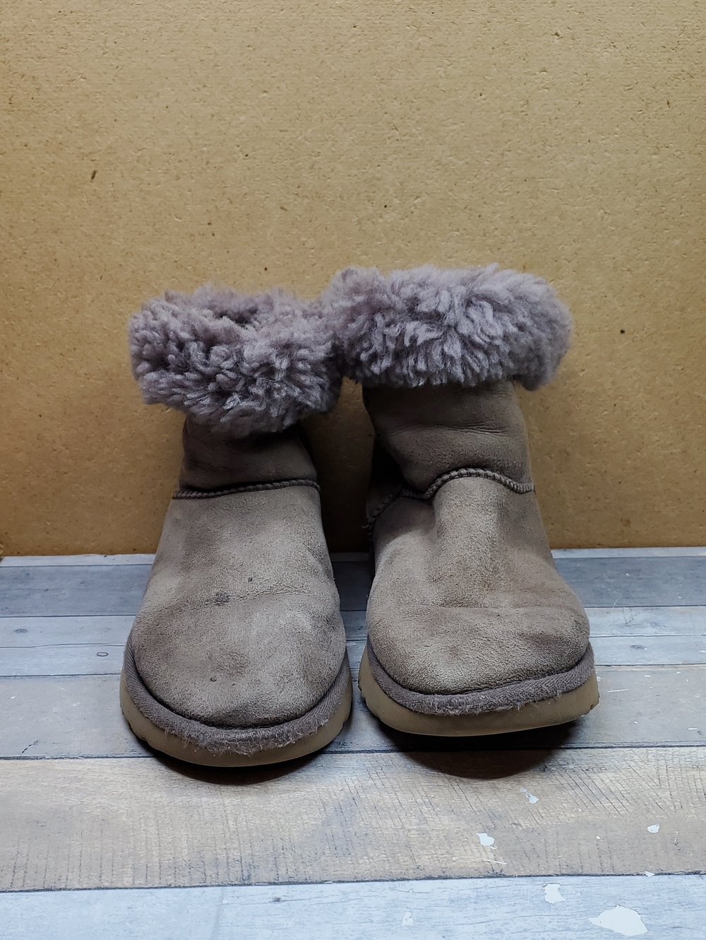 Ugg Women's Classic Mini Chelsea Boots Size 6